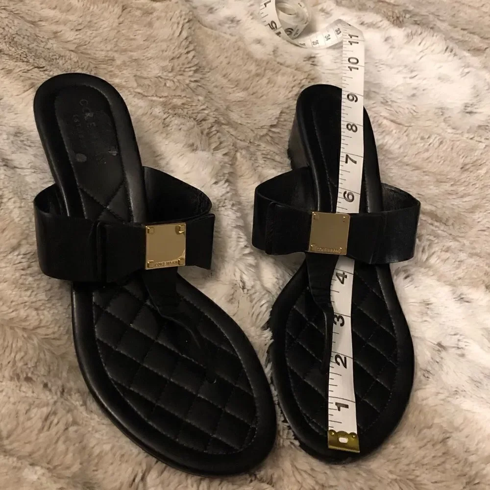 : : COLE HAAN OS GRAND Thong Sandals with Gold Tone Block Square Logo Detail : :